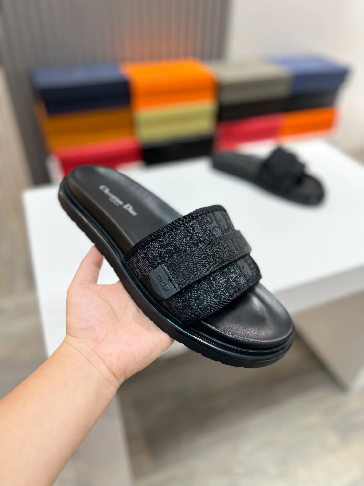 Men's men's shoes 💰320 [DIOR] top version. 2024ss Dior’s latest men’s slippers are a must-have. Dior Alias ​​Men's Genuine Leather Slippers This summer new Alias ​​sandal embodies a casual and elegant style. Carefully crafted from grained cow leather and Oblique printed fabric, with cowhide lining! Cross-strap design with metal-clad brass CD Diamond logo. The imported cowhide leather and rubber sole adds sophistication and comfort, while Oblique print-effect anti-slip panels add style. Size39-44 (38.45 customized)